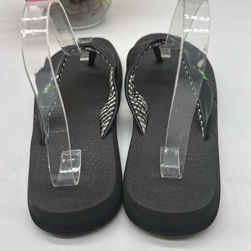 Black Textured Accessory with Green Tag FFT7971F